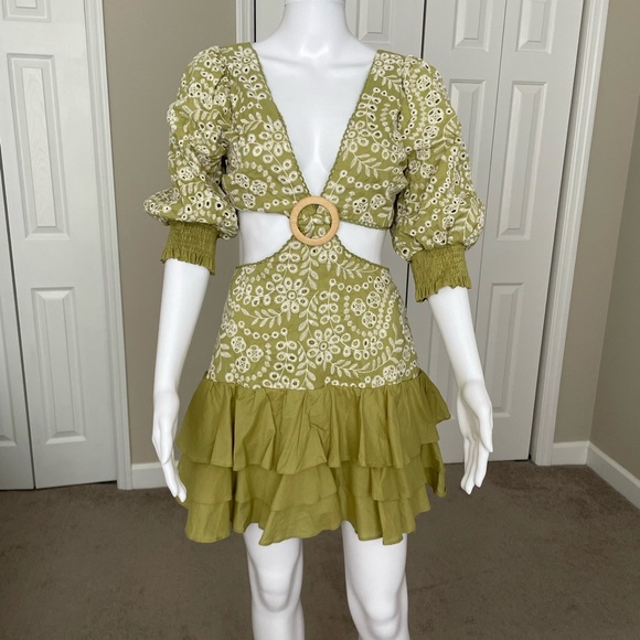 Elegant Backless Green Dress with Floral Embroidery - Picture 2 of 3